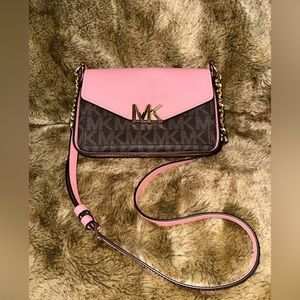 MICHAEL MICHAEL KORS Signature Sylvia Small Messenger Bag. Primrose